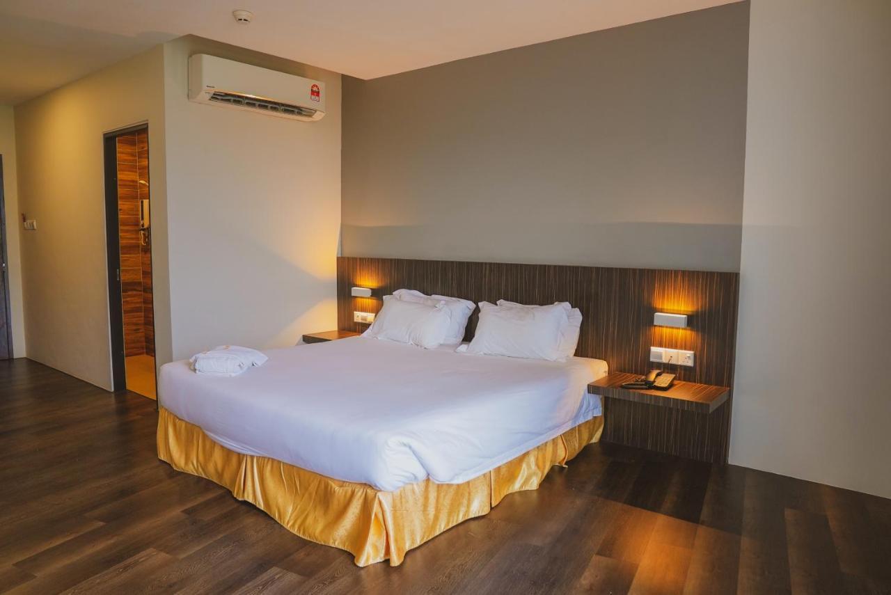 Roxy Hotel Serian Exterior foto
